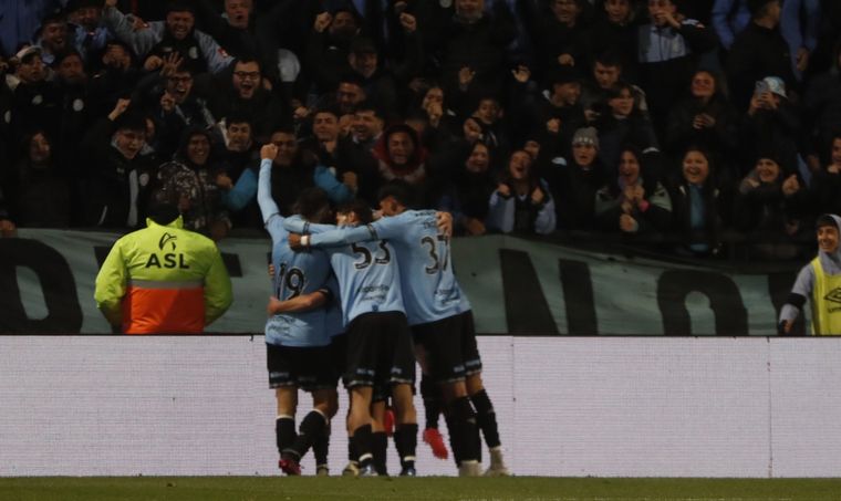 FOTO: El plantel celeste festeja el triunfo en Alberdi. (Foto: Daniel Cáceres/C3)