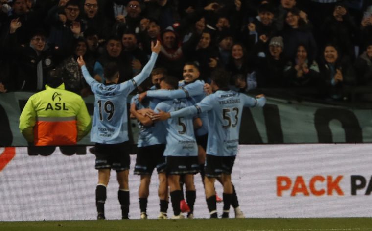 FOTO: El plantel celeste festeja el triunfo en Alberdi. (Foto: Daniel Cáceres/C3)