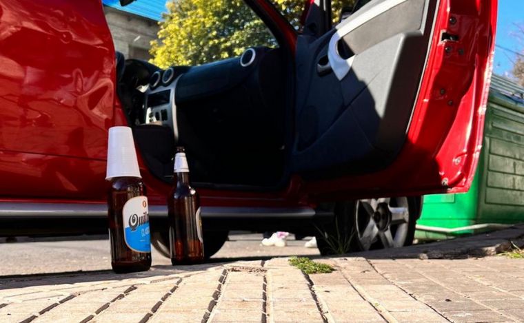 FOTO: Envases de cerveza al lado del auto del conductor demorado.