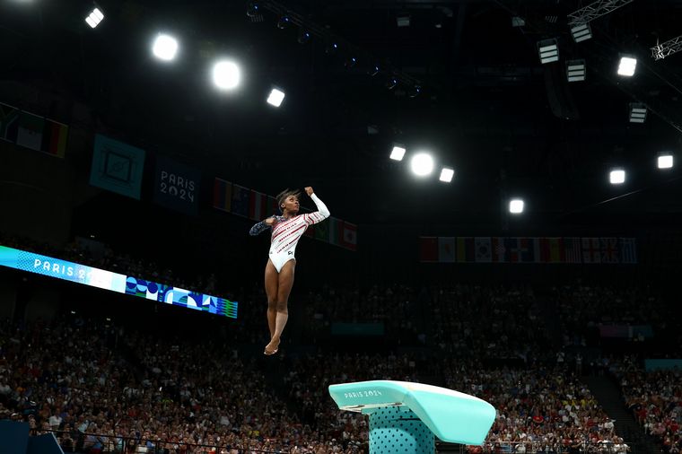 FOTO: Simone Biles volando por París. (Foto:@juegosolimpicos)