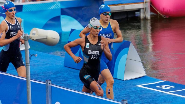 FOTO: Romina Biagioli en la prueba de triatlón