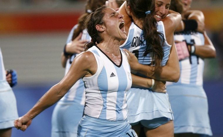 FOTO: Mercedes Margalot festejando el bronce en Beijing 2008 con Las Leonas (Foto: Olé).