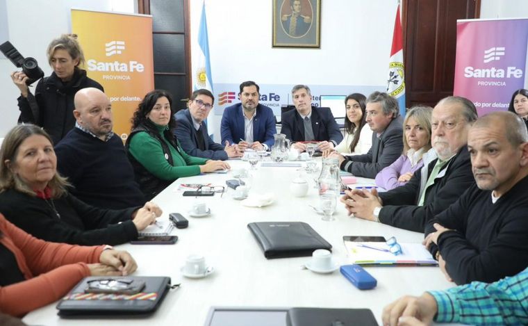 FOTO: Reunión de autoridades provinciales con representantes gremiales en Santa Fe. 