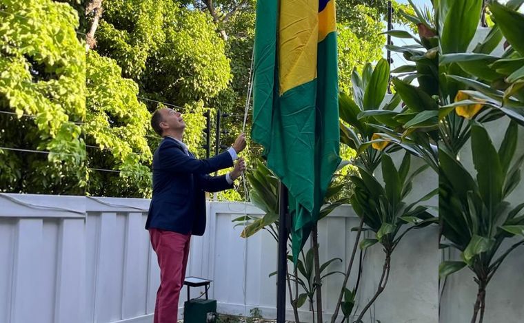 FOTO: Izan la bandera de Brasil en la residencia de la embajada de Argentina en Caracas.