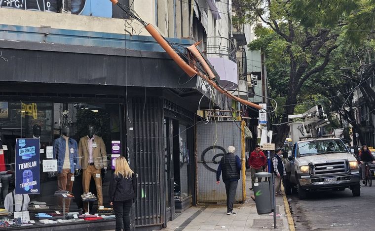 FOTO: El cableado caído, en San Luis y Presidente Roca.