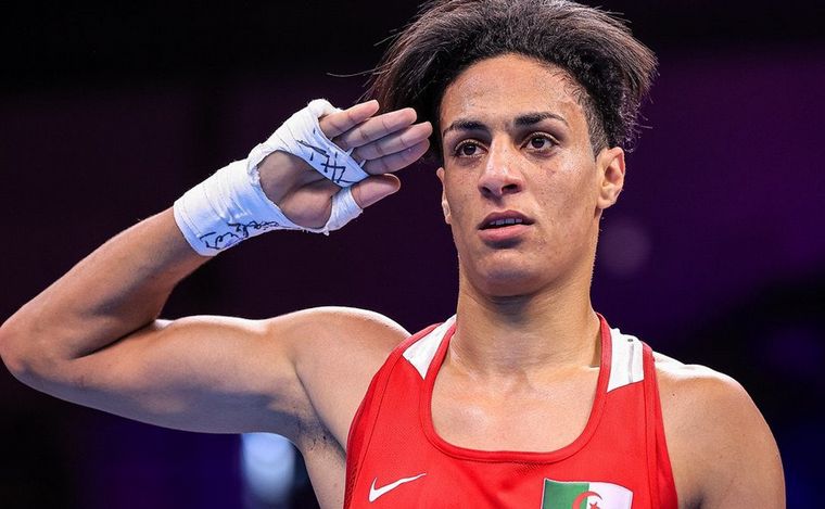 FOTO: Imane Kelhif ganó en 46 segundos frente a la italiana Angela Carini.