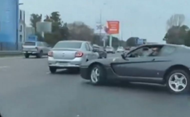 FOTO: Una ferrari perdió el control en plena Avenida Lugones (Foto: captura).