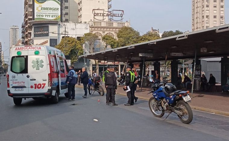 FOTO: Un peatón voló y convulsionó tras ser impactado por un monopatín eléctrico.