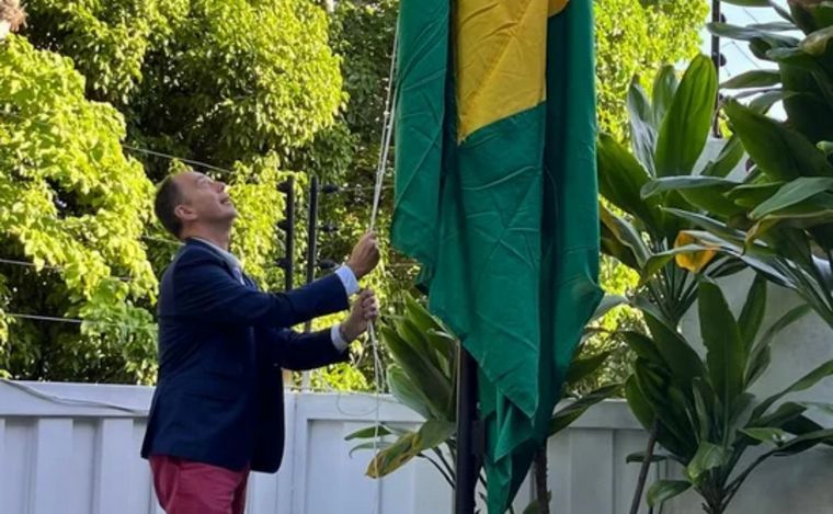 FOTO: El encargado de Negocios en Venezuela, Andrés Mangiarotti, izó la bandera de Brasil.