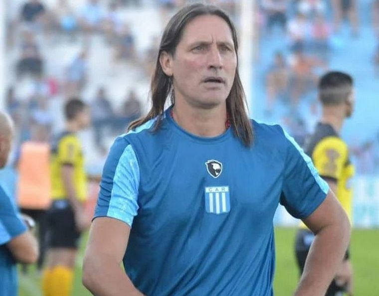 FOTO: Se oficializó la salida de Juan Carlos Olave como técnico de Racing