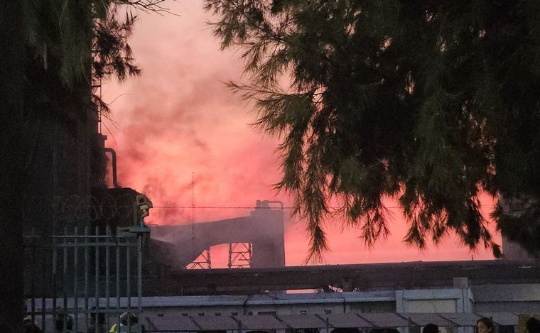 FOTO: Intenso humo en la zona del incendio en el Puerto de Rosario.