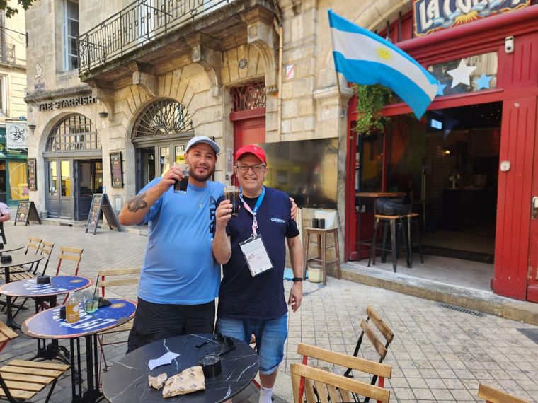 FOTO: La Cueva: un pedacito de Argentina hecha bar en Burdeos