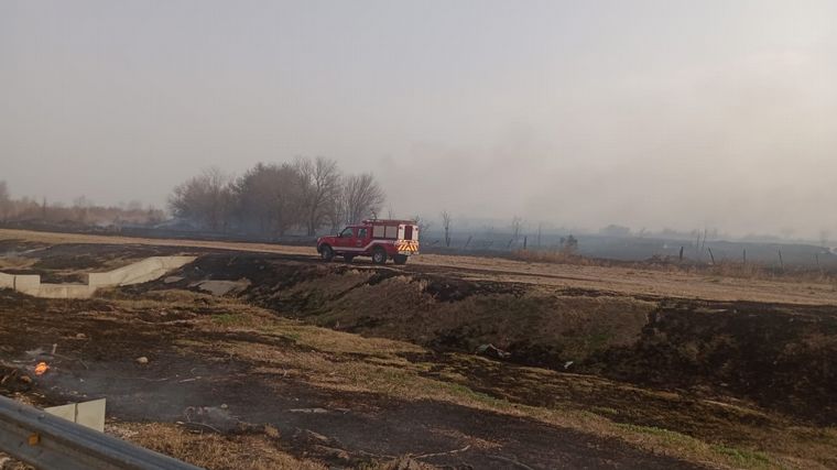 FOTO: Bomberos trabajan en un incendio en los campos del Ejército argentino