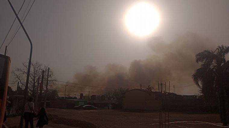 FOTO: Bomberos trabajan en un incendio en los campos del Ejército argentino