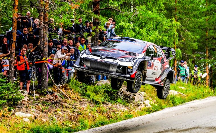 FOTO: Rovanperä estiró un poco la diferencia en un rally muy disputado