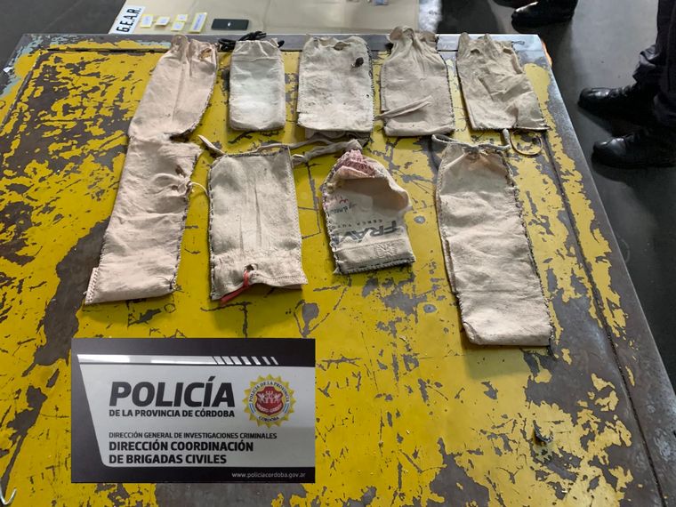 FOTO: Secuestraron 14 celulares que habían ingresado a Bouwer. 