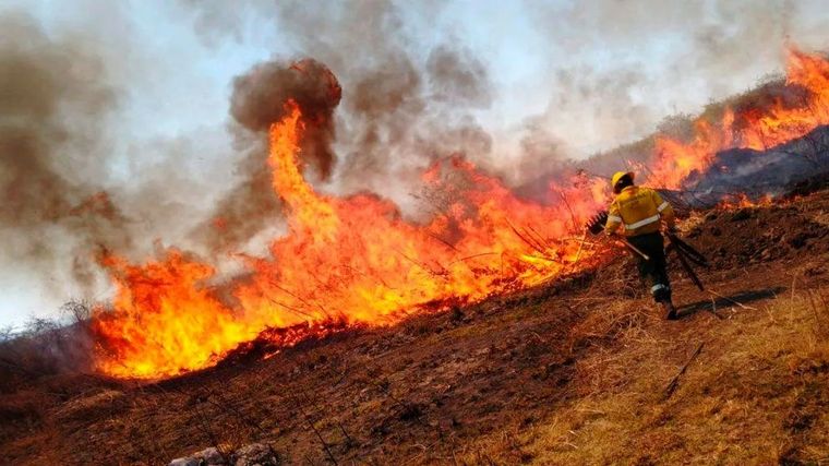 FOTO: Bomberos combaten incendios en Tucumán (Foto: storymaps.arcgis)