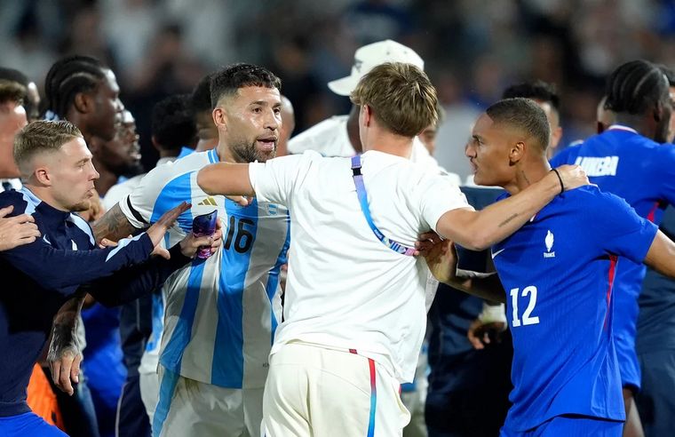 FOTO: Polémica: un jugador francés festejó frente al banco y tribuna argentina