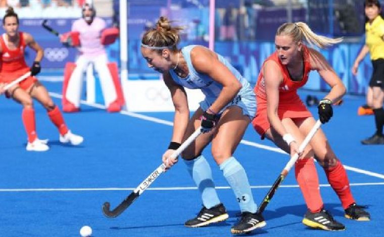 FOTO: Lara Casas disputando el último partido de fase de grupos con Las Leonas. (ESPN)