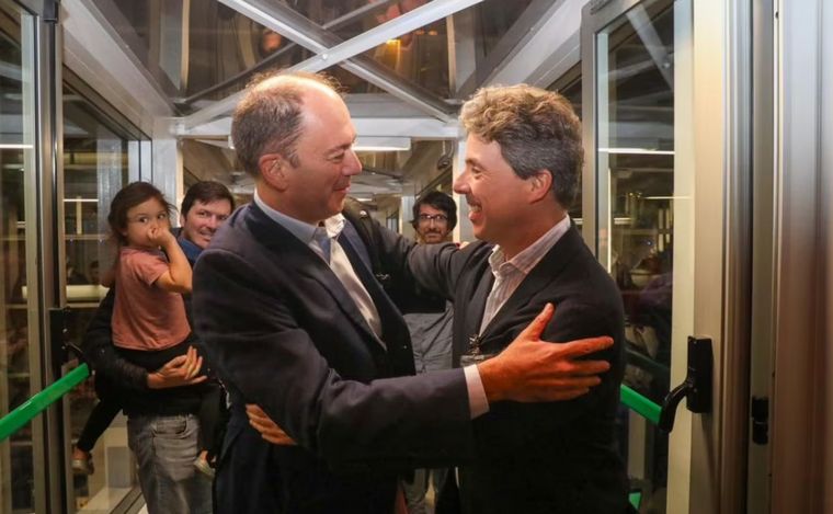 FOTO: Sahores recibe al encargado de negocios de la embajada argentina. (Foto: Cancillería)