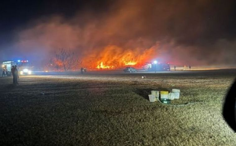 FOTO: Bomberos combaten distintos incendios forestales en Salta. (Foto: Prensa Gobierno)