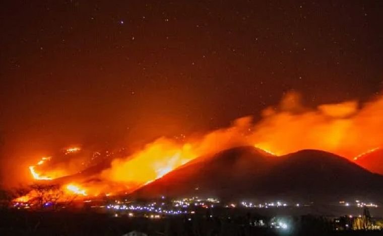 FOTO: Más de 9.000 hectáreas arrasadas por el fuego en Tucumán. (Foto: Ámbito)