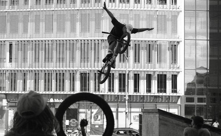 FOTO: El rider argentino Matías Lasgoity "volando" con su bicicleta en Lyon, Francia.