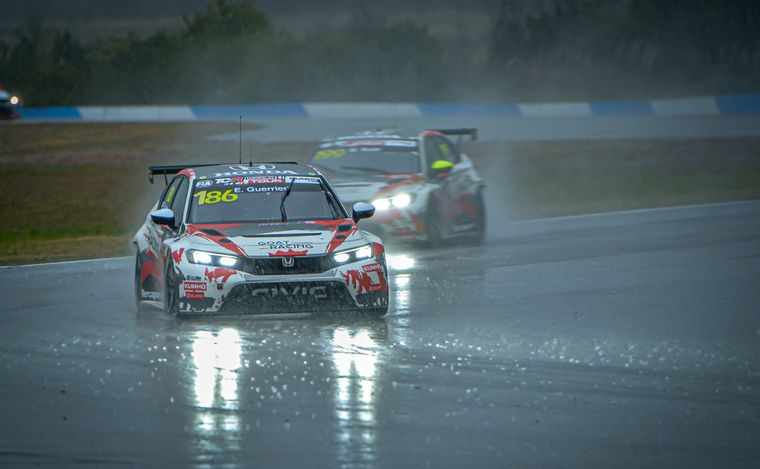 FOTO: Guerrieri, delante de Butti, bajo la lluvia en la FP1