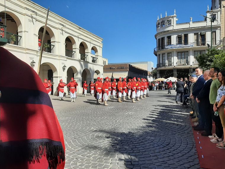 FOTO: Se realizó un nuevo emotivo cambio de guardia en el histórico Cabildo de Salta.