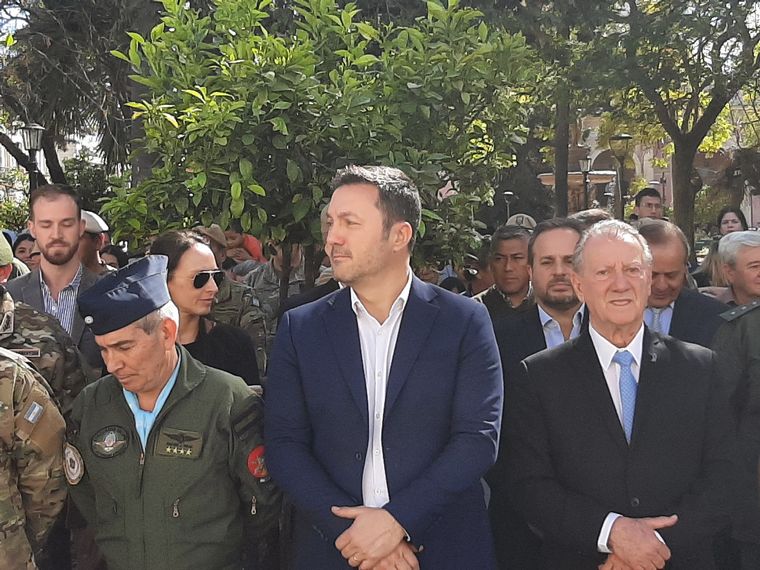 FOTO: Se realizó un nuevo emotivo cambio de guardia en el histórico Cabildo de Salta.