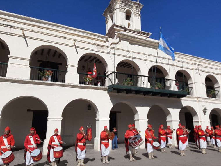 FOTO: Se realizó un nuevo emotivo cambio de guardia en el histórico Cabildo de Salta.