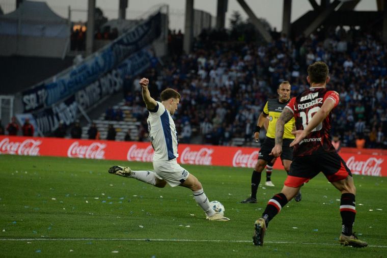 FOTO: Baticciotto abrió el marcador con un potente zurdazo