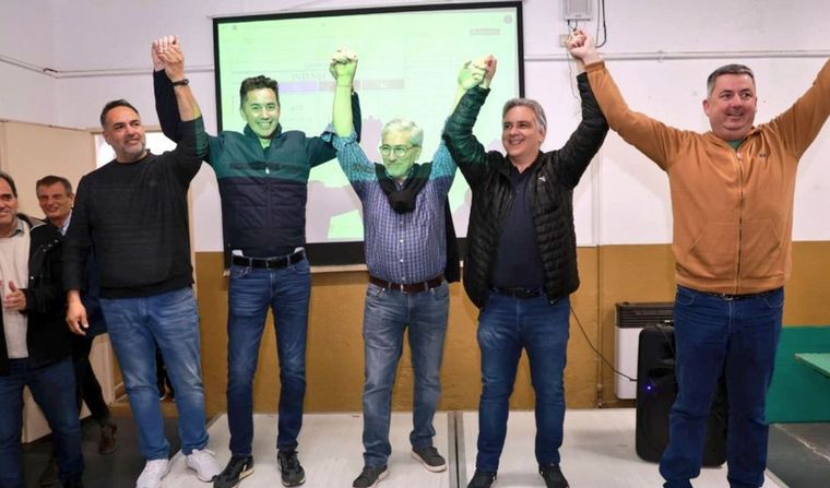 FOTO: El gobernador de Córdoba, Martín Llaryora, felicitó al ganador. 