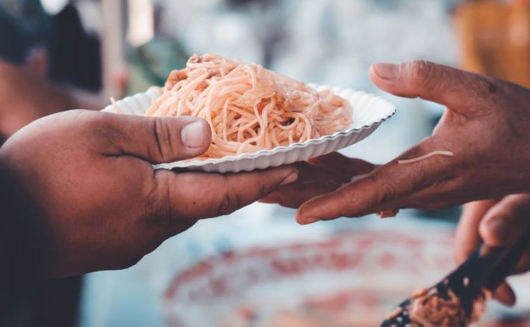 FOTO: La asistencia alimentaria en los barrios es cada vez más requerida.