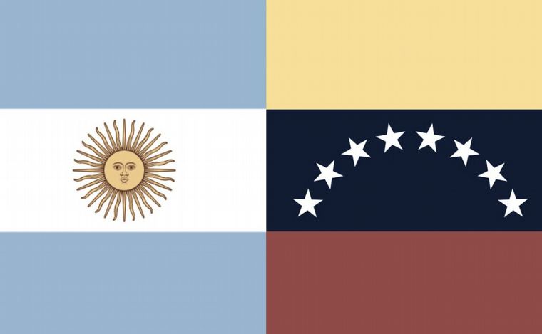 FOTO: Las banderas de Argentina y Venezuela.