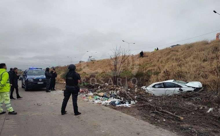 FOTO: El coche quedó junto a la colectora Juan Pablo II.