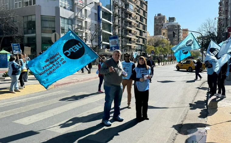 FOTO: Docentes de UEPC paran en Córdoba. (Foto: Celeste Benecchi/Cadena 3)