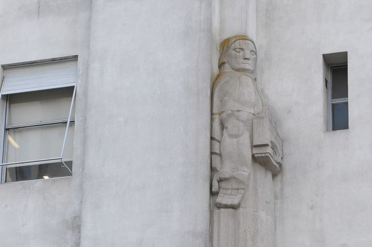 FOTO: Monumento a la coima, escultura de la fachada del ex Ministerio de Obras Públicas