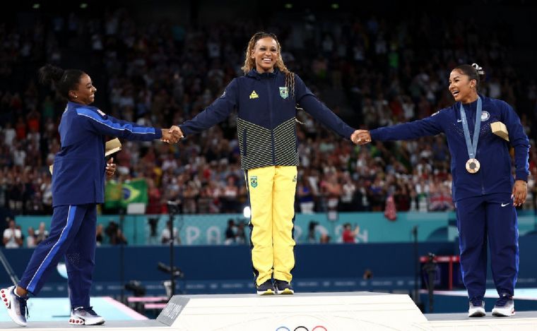 FOTO: La medallista de oro Rebeca Andrade, junto a Simone Biles y Jordan Chiles. (AFP)