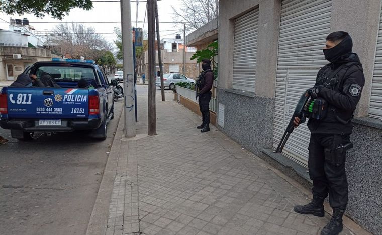 FOTO: Seis detenidos tras operativo en barrio Ludueña por vehículos desmantelados.