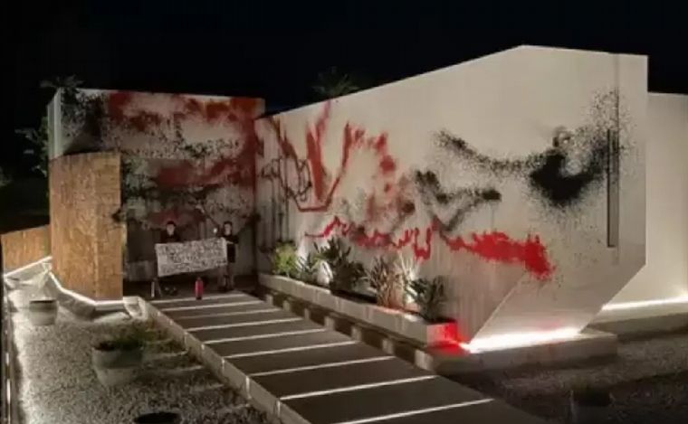 FOTO: Vandalizaron la casa de Messi en España. (Foto: Instagram)