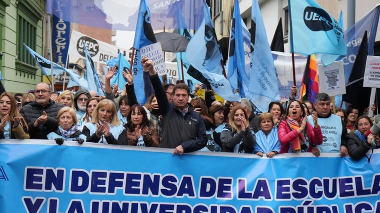 FOTO: Marcha docente en Córdoba (Foto: Daniel Cáceres/Cadena 3)