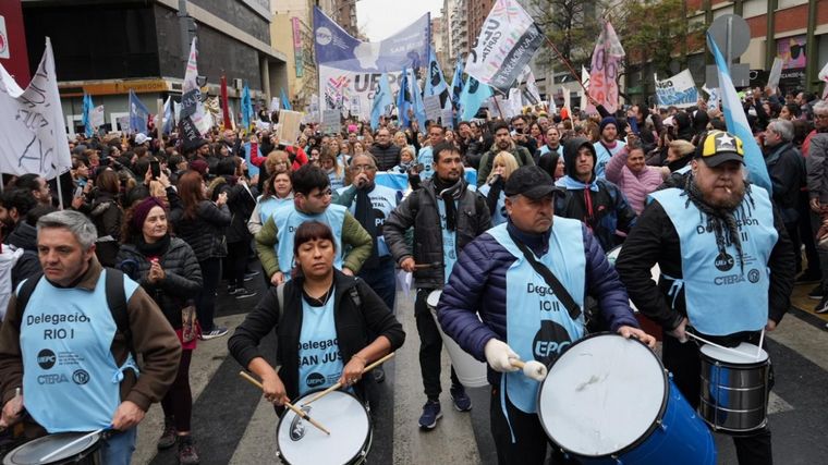 FOTO: Marcha docente en Córdoba (Foto: Daniel Cáceres/Cadena 3)