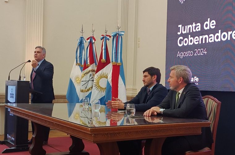 FOTO: Llaryora habla durante el acto en Rosario.