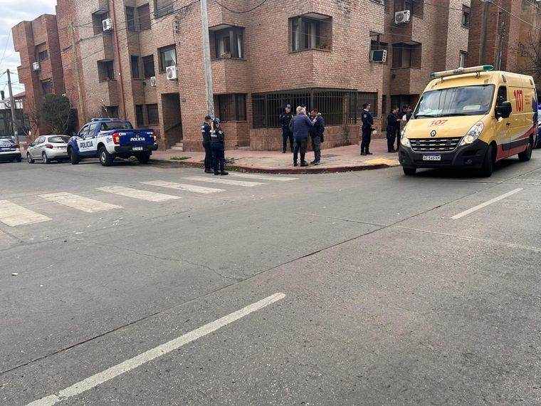 FOTO: Una policía fue atropellada por un remisero. 