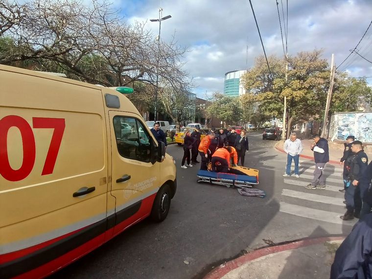 FOTO: Una policía fue atropellada por un remisero. 