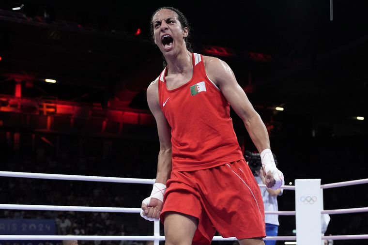 FOTO: Imane Khelif, boxeadora de la polémica, pasó a la final y competirá por el oro