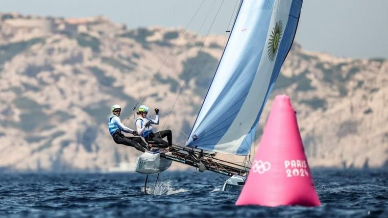 FOTO: Mateo Majdalani y Eugenia Bosco buscan una medalla en vela