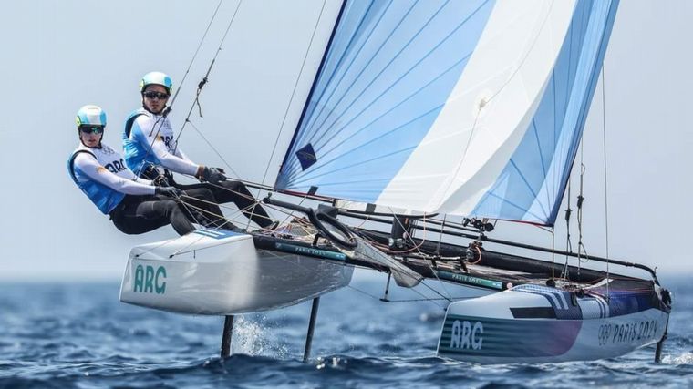 FOTO: Mateo Majdalani y Eugenia Bosco buscan una medalla en vela