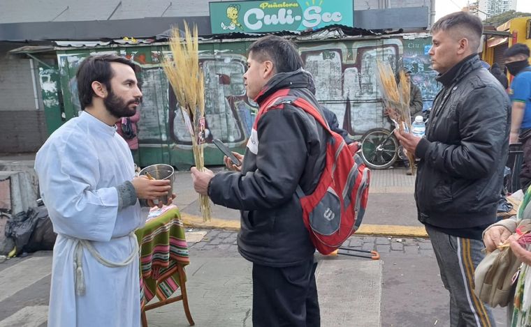 FOTO: Los fieles se dan cita en la parroquia de Liniers